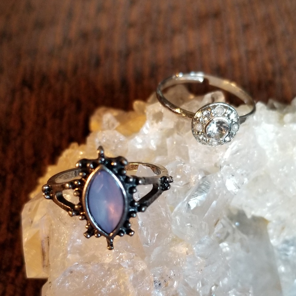 🌷Two Silvertone Rings
